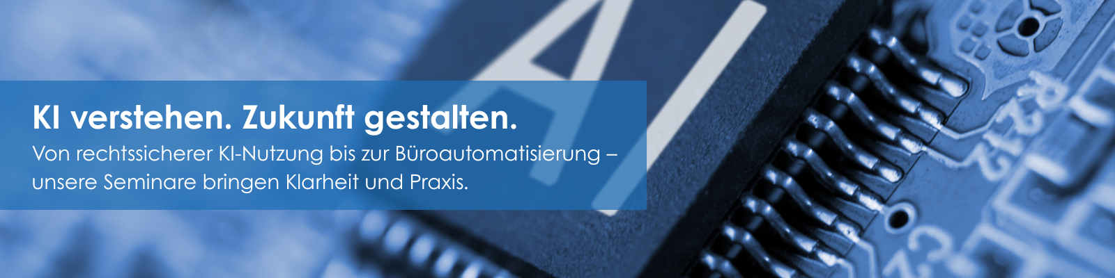 Nahaufnahme eines Computerchips mit der Aufschrift ‚AI‘ auf einer blauen Leiterplatte. Text im Bild: ‚KI verstehen. Zukunft gestalten. Von rechtssicherer KI-Nutzung bis zur Büroautomatisierung – unsere Seminare bringen Klarheit und Praxis.