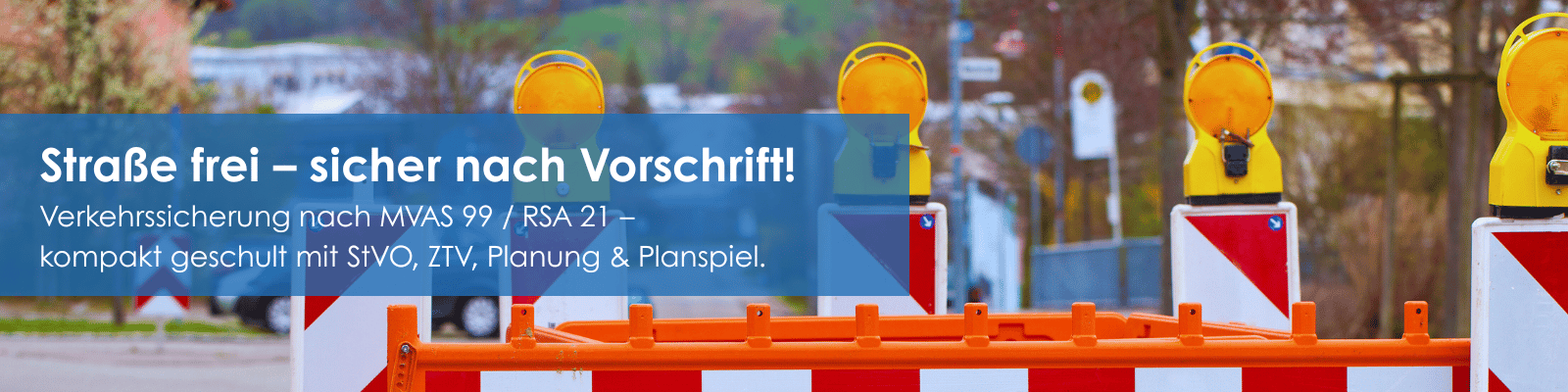 Absperrung mit Warnbaken und gelben Rundumleuchten an einer Straße. Text im Bild: ‚Straße frei – sicher nach Vorschrift! Verkehrssicherung nach MVAS 99 / RSA 21 – kompakt geschult mit StVO, ZTV, Planung &amp; Planspiel.