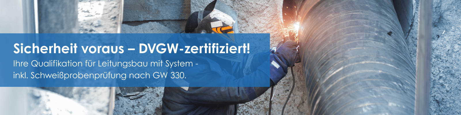 Absperrbaken mit gelben Warnleuchten auf einer Straße. Im Bild steht der Text: ‚Straße frei – sicher nach Vorschrift! Verkehrssicherung nach MVAS 99 / RSA 21 – kompakt geschult mit StVO, ZTV, Planung &amp; Planspiel.
